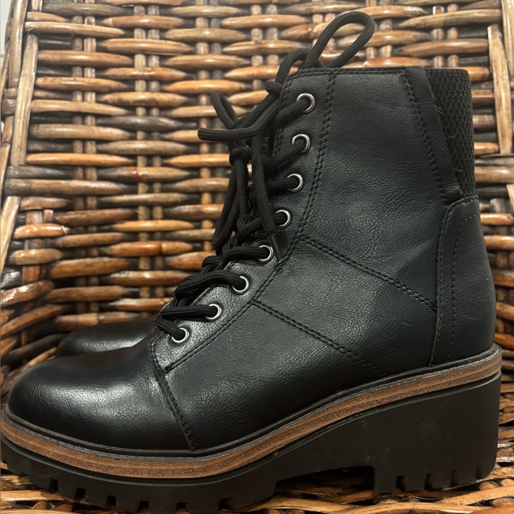 MIA BLACK SYMTH WEDGED
BOOT Black Leather Combat Boots SZ 7.5 Great Condition!